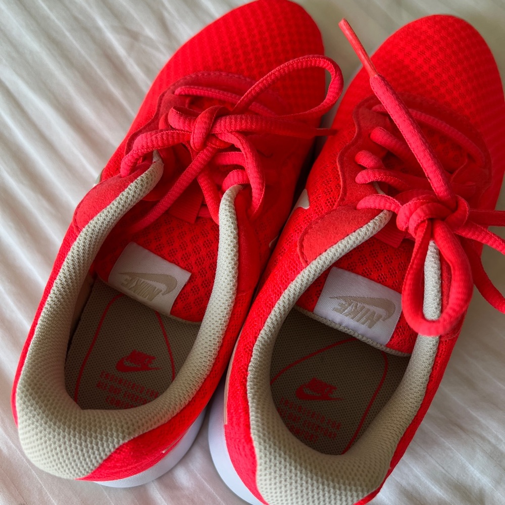 Nike running sneakers. NEW women size 6 - Picture 3 of 4